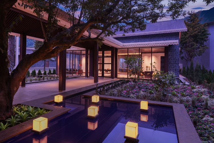 naukuchia house porch