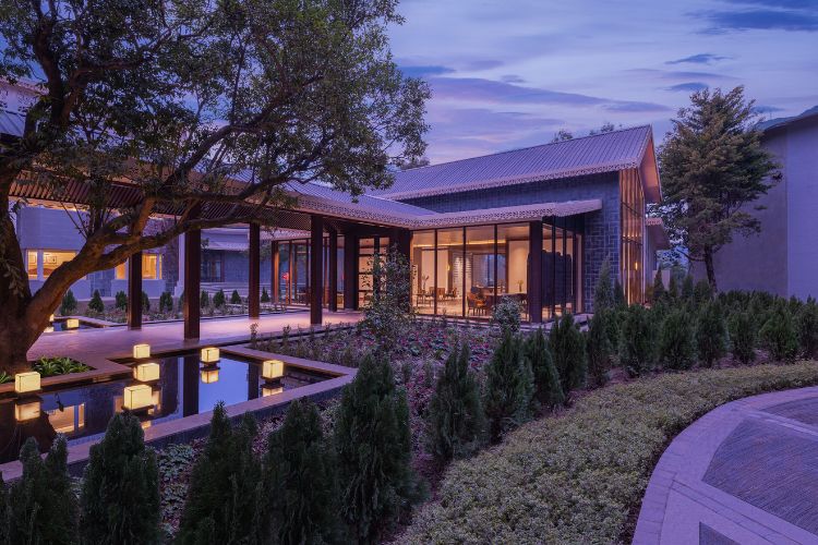 naukuchia house porch